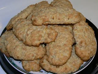 Biscuits au citron et yogourt sur un plat, délicieusement garnis.