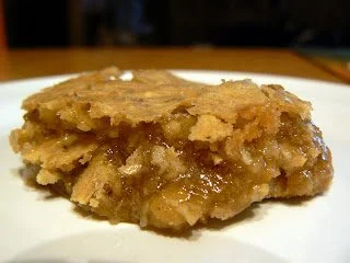 Carrés à l'érable coupés en portions savoureuses sur une table en bois.