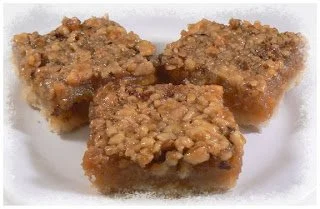 Carrés au caramel au beurre garnis de noix de cajou, une recette gourmande.