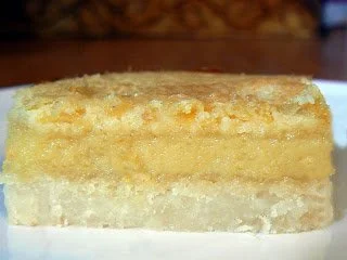 Délicieux carrés au citron faits maison, à la texture fondante et au goût acidulé.
