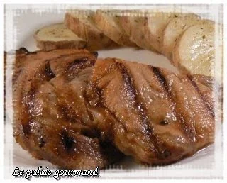 Côtelettes de porc servies avec une sauce aux prunes et à l'érable