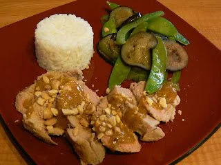Filet de porc à la Thaï avec sauce épicée et garnitures colorées
