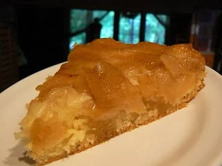 Gâteau renversé aux pommes et au miel, un dessert succulent à base de pommes.