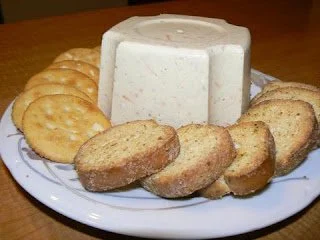 Mousse au poulet présentée dans un plat élégant