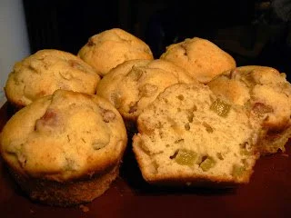 Muffins à la rhubarbe fraîche sortis du four, prêts à être dégustés.