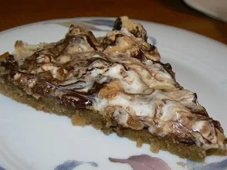 Une délicieuse pizza au chocolat servie avec des fruits et du sucre glace.
