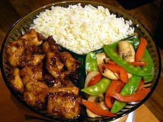 Plat de poulet du général Tao servi avec des légumes sautés