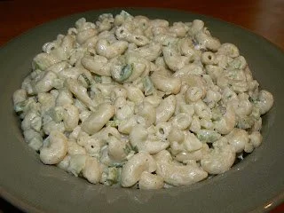 Salade de macaroni colorée avec légumes frais dans un bol