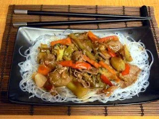 Sauté de bœuf aux légumes sur vermicelles de riz avec légumes colorés