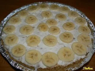 Tarte à la crème sûre garnie de bananes et de crème délicieuse