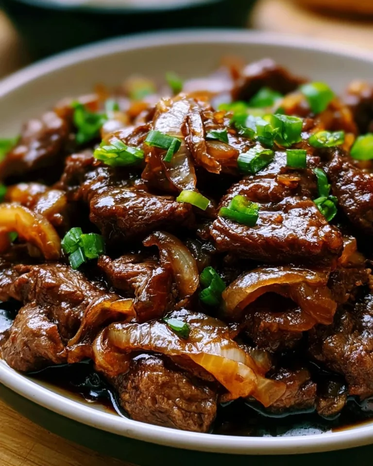 Bœuf caramélisé aux oignons et sauce soja dans une assiette garnie